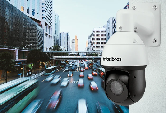 Câmera IP Intelbras em ambiente urbano